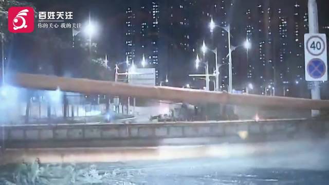 厦门一在建工地打桩机突然倒塌 行车记录仪拍到前车险些被砸