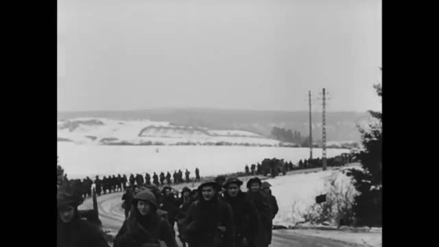 英国第30军部队前往增援突出部战役的北部防线