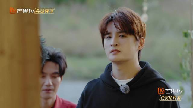 再就业男团跨年热梗频出，苏醒陆虎张远当掉抽象物品