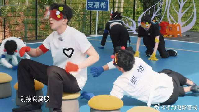 蒙眼抢凳子，现场乱做成一锅粥，蔡徐坤：谁摸我屁股