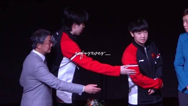 各聊各的 然后最后提醒妹妹上台啦孙颖莎｜王楚钦