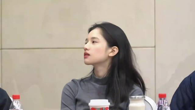 张婧仪素颜出镜展现原生美感