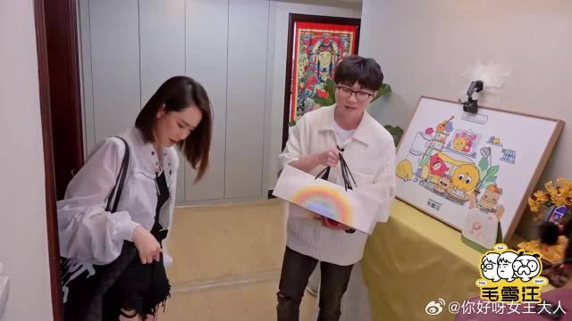 霸道女总裁戚薇！李雪琴夸一句她包好看，戚薇当场就送