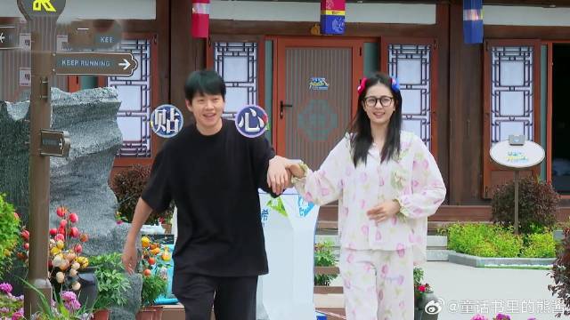 白鹿天选古人，穿花盆底鞋出场气势十足，魏大勋搀扶画面更好笑