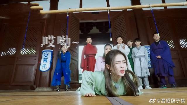 白鹿瘦到了什么程度？ 趴着一仰头硌得骨头疼，不敢想有多瘦