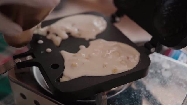 雪林木屋炉火旺，冬日露营治愈时刻