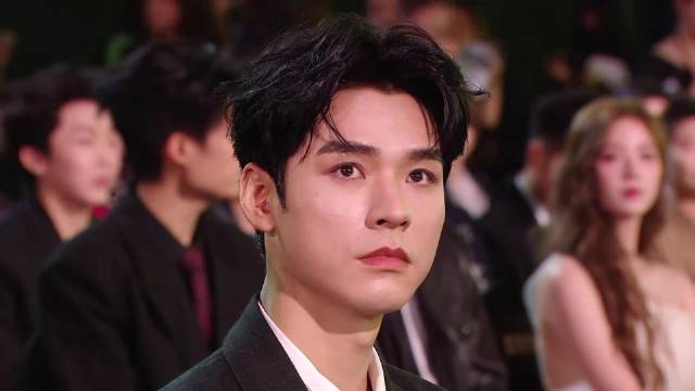 别人来星光领奖，李昀锐和龚俊聊嗨了，镜头一转王安宇叭叭到口渴