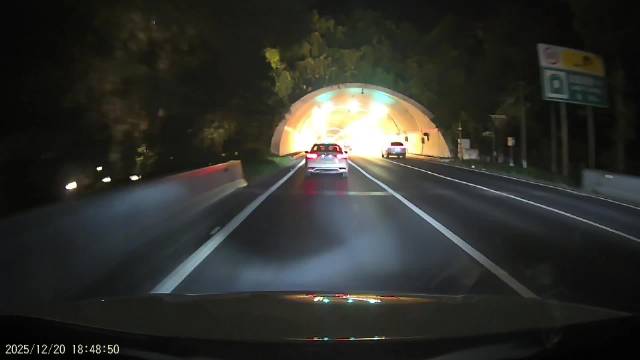 视频：零跑T03追尾日产轩逸致其失控变道