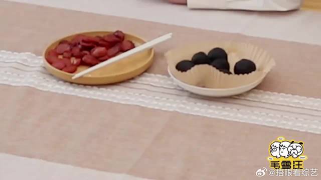 李雪琴颖儿一起吃墨鱼丸，吃到一半突然形象管理，颖儿都绷不住了