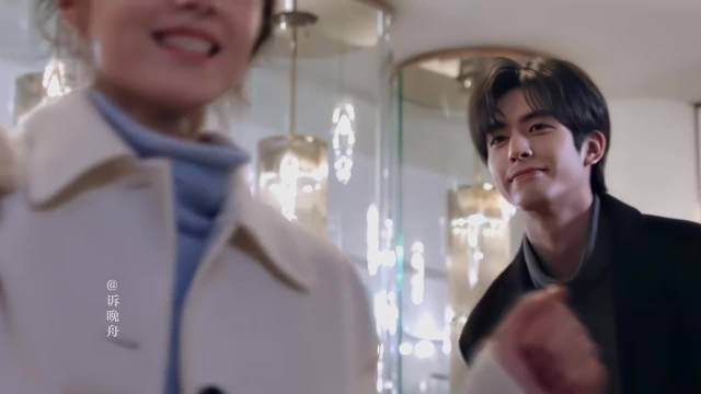 宋威龙一步跨三台阶镜头引热议