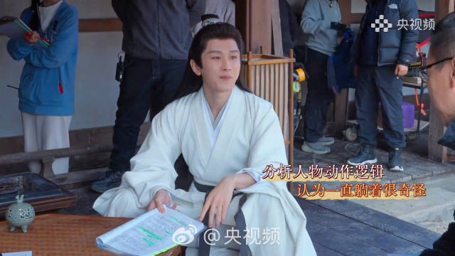 成毅片场分析角色逻辑、展示妹妹画作