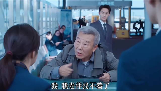 她什么都忘了，甚至忘记了自己叫什么，唯独对自己孩子的爱还没有忘记