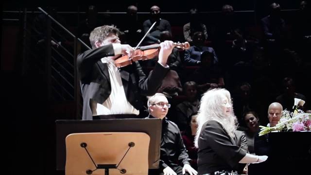 盖·布朗斯坦与阿格里奇联袂演绎克莱斯勒《爱之忧伤》