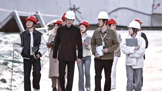 宋威龙工地造型引热议，赵今麦角色选择受关注