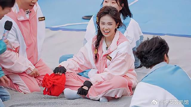 白鹿袜子破个洞！成为全场“笑柄”，这表情绝了！