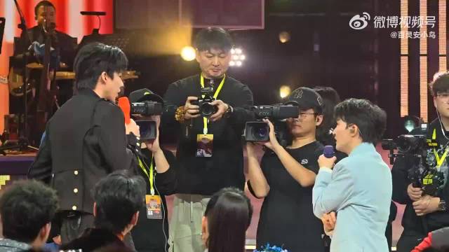 周深喊话刘宇宁降身高，北京卫视跨年合唱《大鱼》
