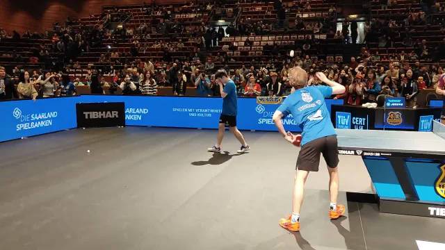 樊振东德甲热身间隙，玩了个指尖转球，着实把我帅到了！