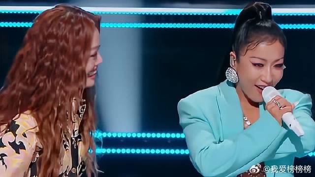 吉克隽逸穿西服登台，内搭却让男同志脸红，真敢穿！