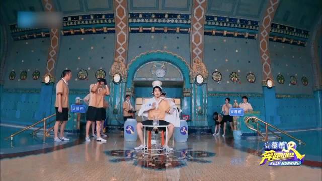 范丞丞有多少仇家！宋雨琦张真源提水桶倒丞丞身上，范丞丞认输！