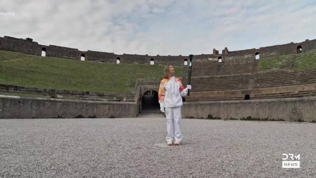 成龙接力奥运火炬跑过庞贝古城历史街区，迎接2026年米兰-科尔蒂纳冬奥会