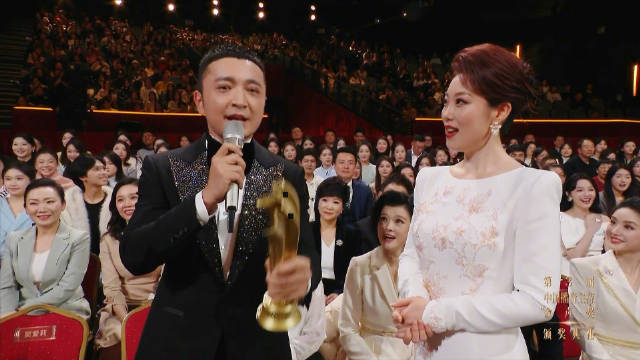 尼格买提机智回应何炅龙洋落水假设，称双北的事交给双北解决