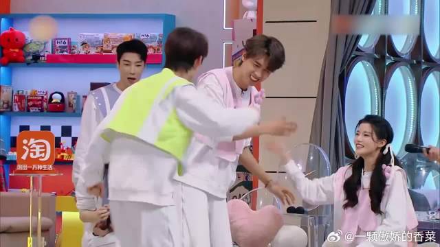 珍妮恐高拼命阻拦，老秦无奈只好宠着，被甜到了