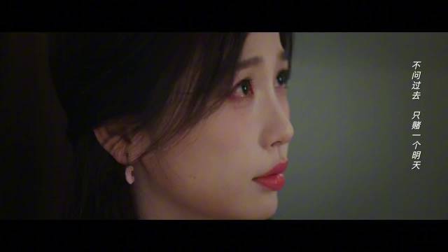 虞书欣在双轨中演绎姜暮酸涩不舍