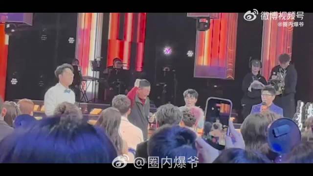 周深韩磊北京卫视跨年合唱曝光