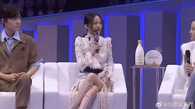 张韶涵穿短裙上节目 全程翘着二腿，生怕走光被拍到！