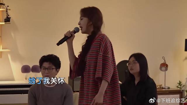 迟早被章若楠笑死，唱自己歌还必须得放原唱，笑疯龙丹妮