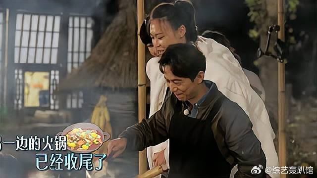 黄磊烤串也在行，香坏女排姑娘，何炅更是直流口水！