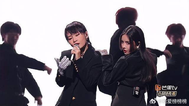 周笔畅翻唱《醒醒》致敬林忆莲，劲爆舞姿，迷倒全场