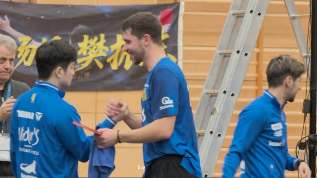 胜利的歌声我们要一直唱下去！