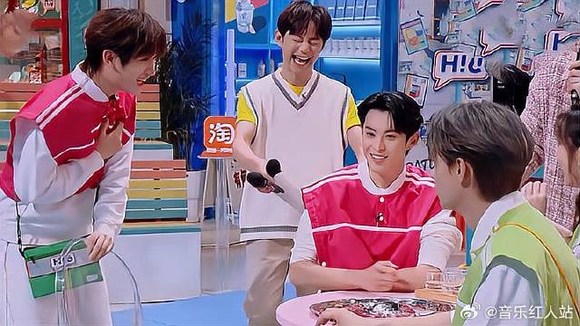 王鹤棣保护丁程鑫，盾牌都快飞到老秦脸上，何炅笑疯！