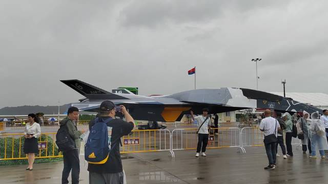 炮火藏于岁月静好，钢枪守着人间烟火，新的一天，敬责任，敬和平，早安