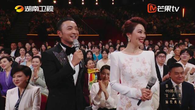 尼格买提称何炅为职业启蒙人，致敬金声奖传承