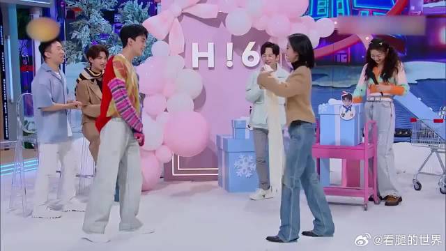 吴磊的冬日礼品揭秘，拿出来那一刻，周雨彤看傻眼了