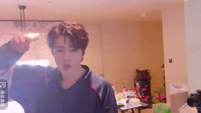 刘耀文对宋亚轩说feel me逗趣互动