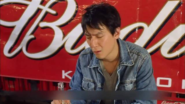 男子滴酒未沾清醒求婚，开车带女友奔向未来