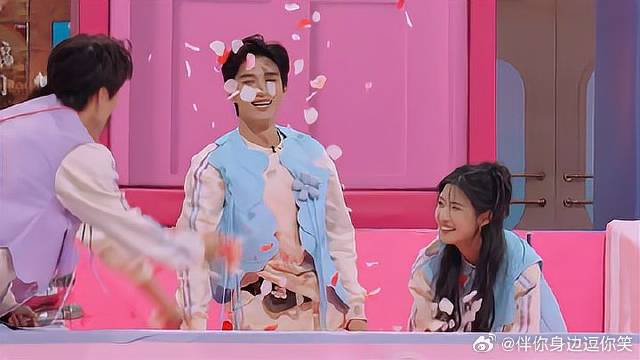 卢昱晓王星越撒糖！两人坠入花海，甜度直接爆表！