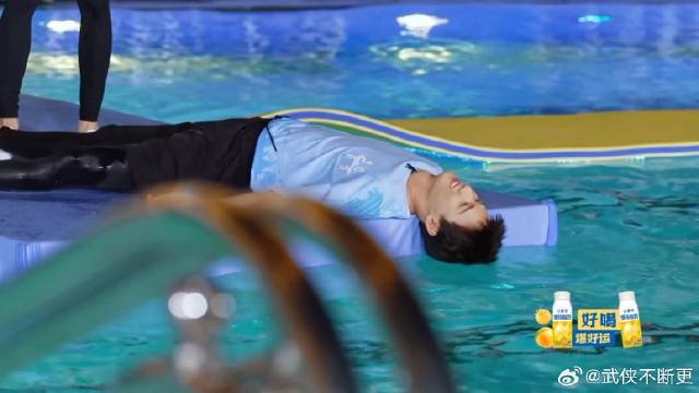李昀锐上秒还在水面上耍帅 下秒直接躺平洗头，笑死我了！