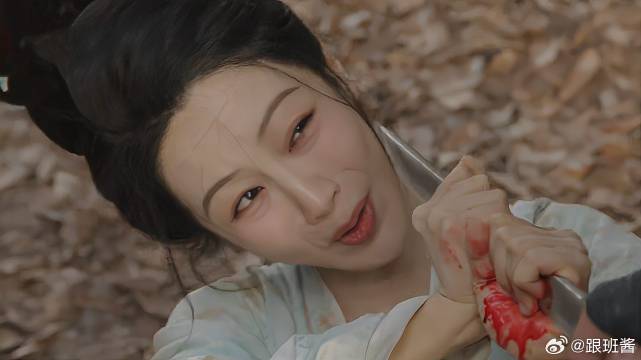 牡丹被杀手追杀，眼看就要没命了，哪料突然被人救！