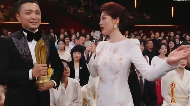 尼格买提机智回应救何炅难题，巧妙拉撒贝宁解围