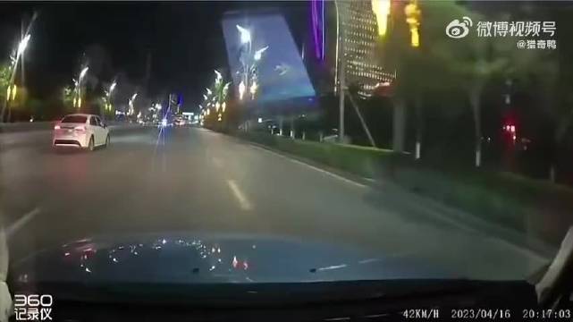 我还想说出租车走位太骚了 原来是躲更骚的人