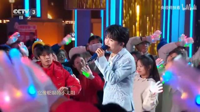 周深《小美满》唱出爱己真谛，笑泪皆成自我陪伴