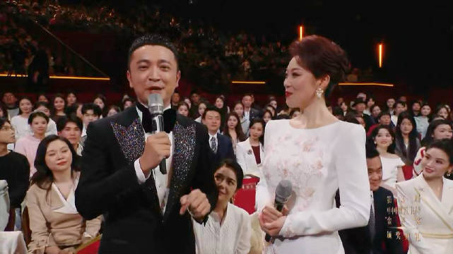 尼格买提致敬何炅，职业精神代代传承