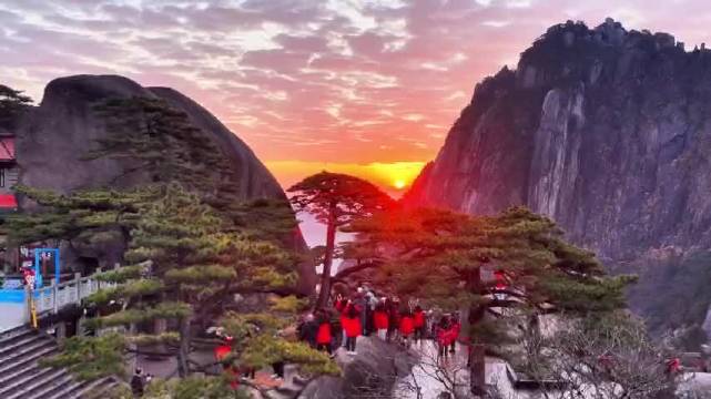 黄山迎客松披朝霞，云雾奇峰现秋韵