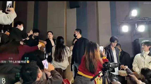 赵今麦双丸子造型黑裙亮相微博，现偶女主气场十足