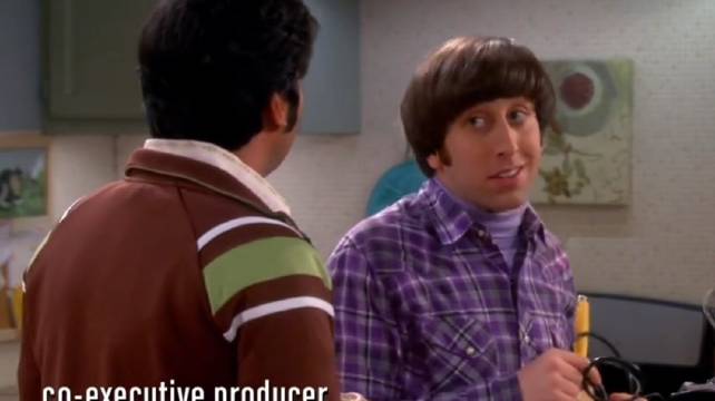 Raj被哄去陪霍华德的妈妈，结果被困他家，需要跳窗逃走