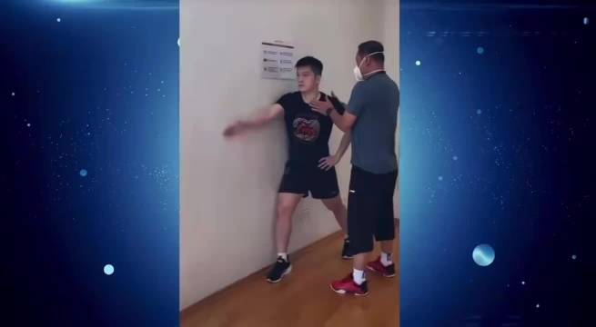 认真擦墙的樊振东 樊振东教你体能训练